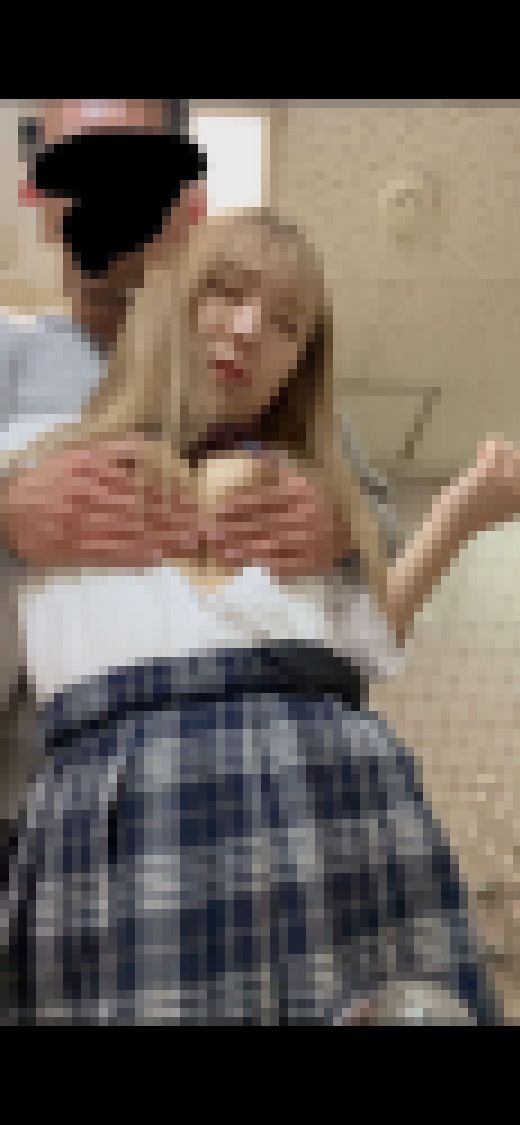 vol.82 (ノーブラお触り、ゼロ距離くぱぁアリ) 激カワノーブラ白チェギャルKを逆さ撮りからのトイレでいじくり回し　サンプル画像1