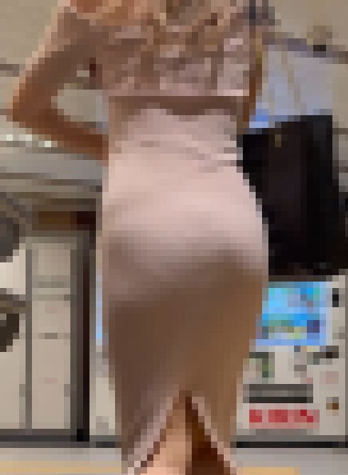 「スリット入りピチピチニットワンピの金髪アパレル店員(1名)」 サンプル画像