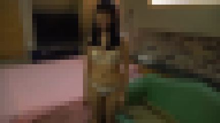 美乳の20歳カフェ店員が彼氏のために出演してビショ濡れになって喘ぐ　サンプル画像1