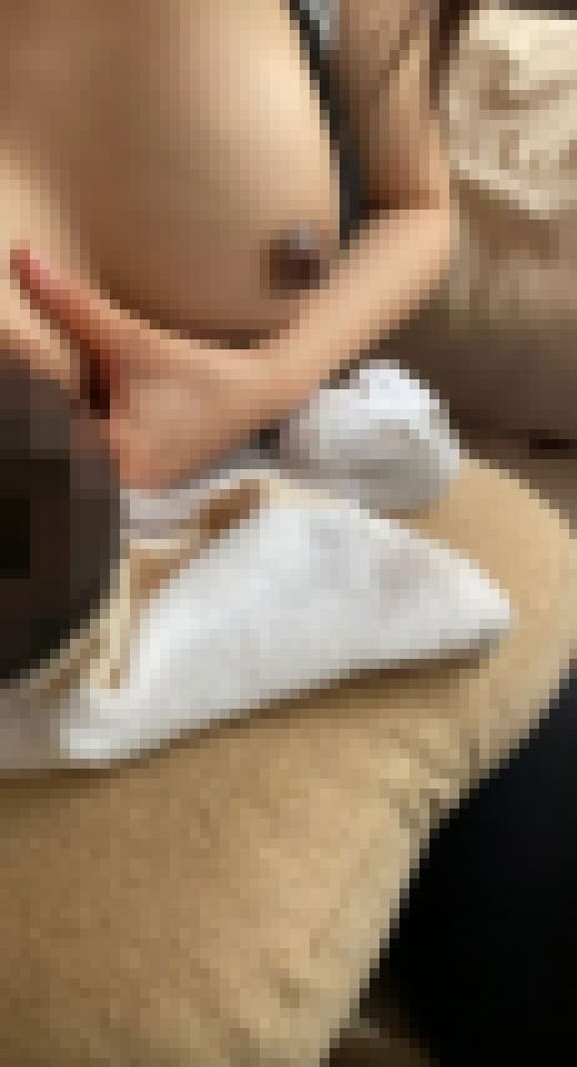 【家庭内盗撮】妻が両乳丸出しで授乳する姿を隠し撮り　サンプル画像1