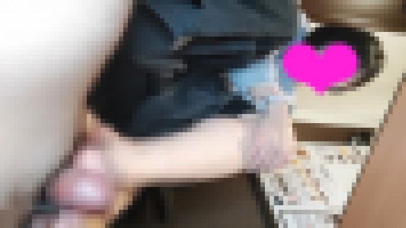 翼ちゃんのネットカフェで机の下で密かに足コキ生足VOL2フィニッシュ編 サンプル画像