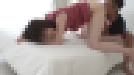 【再販】スレンダー美乳の20歳女子大生が初ハメ撮りで奥を突かれて顔を歪めて喘ぐ　サンプル画像1