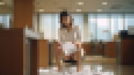 【AIミニスカOL】タイトミニスカ姿の敏腕女上司が一瞬の油断をした瞬間　サンプル画像2
