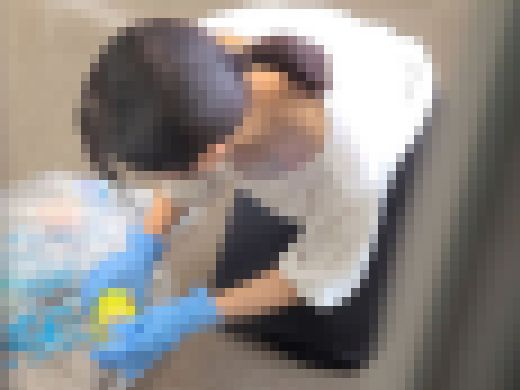 【美人OL】ゴミ掃除中に胸チラ＆パンチラを長尺でゲット！絶好シーン満載。　サンプル画像1