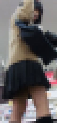 かわいい制服女子学生が無防備大開脚でP丸見え！周囲も騒然パンチラ動画　サンプル画像2