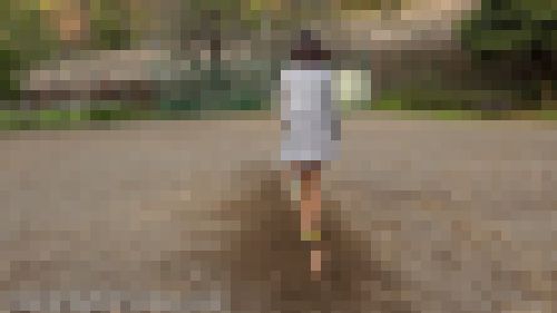 靴で土を跳ね上げるフェチ動画f886 サンプル画像