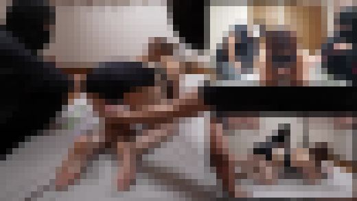 四つん這い態勢で美脚を広げ、蚊の鳴くような小声で反応する恥ずかしがり屋のお姉さん（完全オリジナル）　サンプル画像2