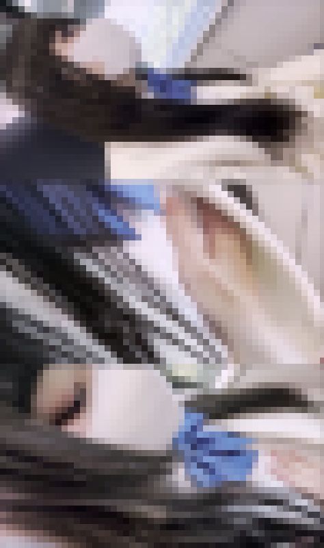 電車お触り24 意外に体育系の超可愛いコの身体を触り放題でした！育ち盛りのおっぱいの感触が気持ちよすぎました。。。　サンプル画像1