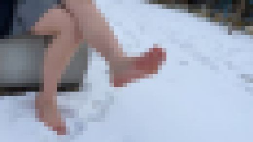 【完全裸足】第43弾！裸足で雪積もる公園を歩く服女子　サンプル画像2