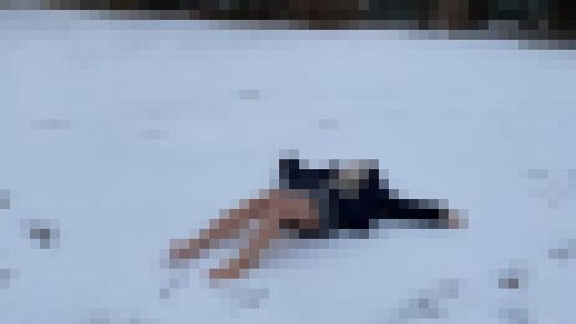 【完全裸足】第43弾！裸足で雪積もる公園を歩く服女子　サンプル画像3