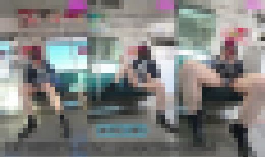 【縦型動画】街中パンチラ尾行(1)電車で大開脚、ミニスカ純白パンチラ サンプル画像