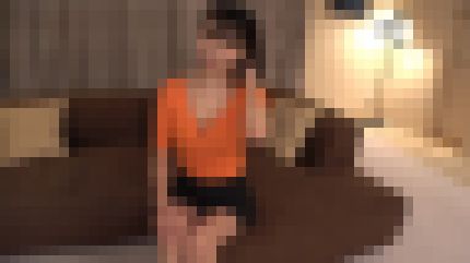 スレンダーFカップの29歳人妻が旦那さんより大きな他人棒で突かれる快感に喘ぐ　サンプル画像1