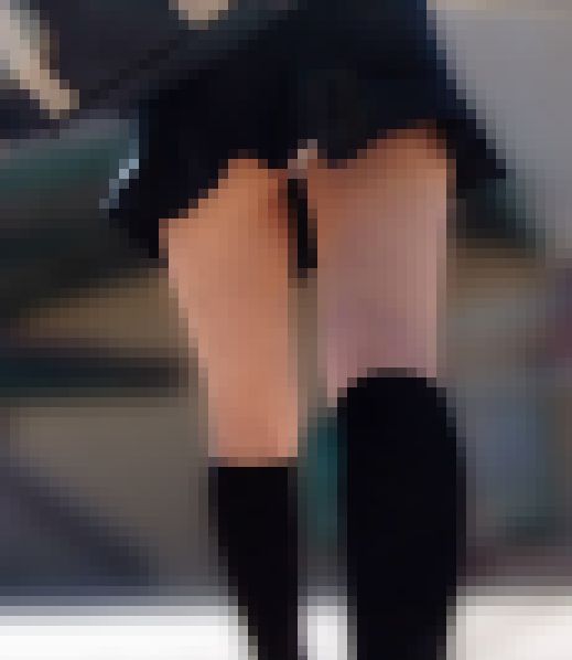 【顔有】突風でめくれて白パンツお尻がモロ出しになる服美●女パンチラ盗撮　サンプル画像2