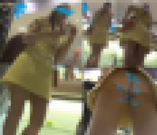 【盗撮】レジ待ちしているところ狙ってミニスカお姉さんを逆さ撮りしたら衝撃のTバックだった！！！ サンプル画像