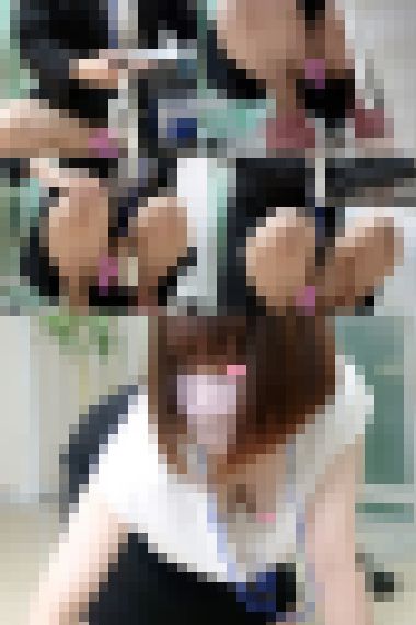 【高画質】美人OLの座り開脚パンチラ/逆さ撮り！チラリと見える白パンツがエロ過ぎる【胸チラ】　サンプル画像1