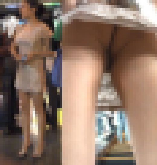 【逆さ撮り！】セレブ系お姉さまの下着は超エロイwwドレスの中のTバックを盗撮！！ サンプル画像