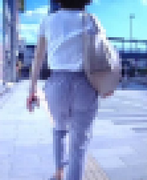 エロ尻にピタパンを食い込ませて歩く美人お姉さんがイヤらしい サンプル画像