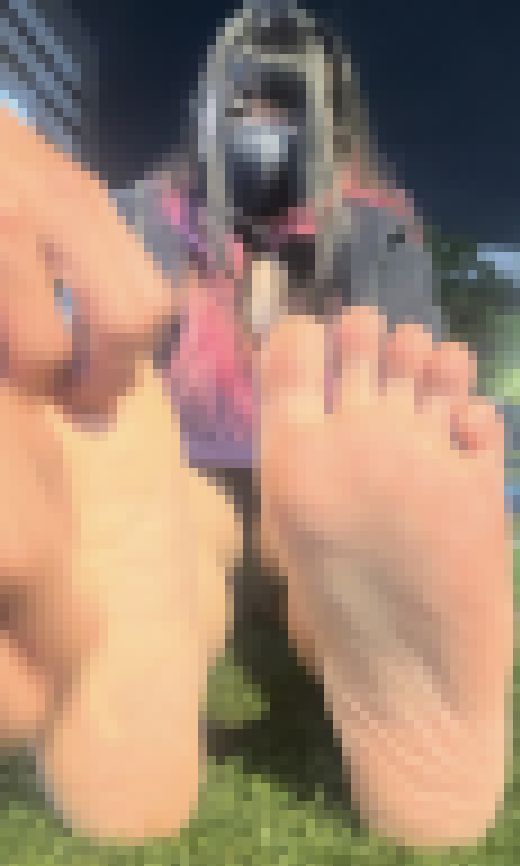 口リ巨乳美女24.5cm激弱足裏くすぐり！5分3秒　サンプル画像2