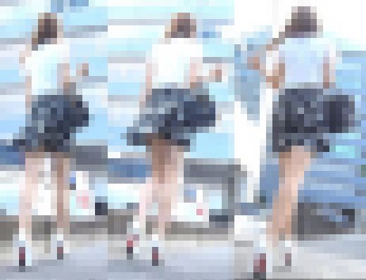通行人もびっくりな風チラを魅せつけるお姉さんを盗撮！　サンプル画像1