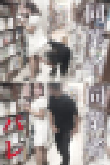 ブラまで丸見えな純白ワンピの女子vs目が合い逃げ惑う同業者【禁断の逆さ撮り】　サンプル画像2