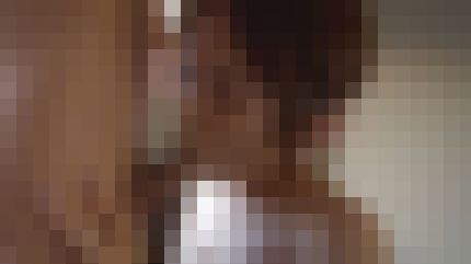 スレンダー巨乳の33歳人妻が旦那さんの目の前で巨根で突かれ喘ぎまくる　サンプル画像2