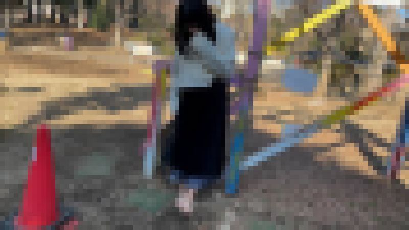 【完全裸足】第44弾！裸足で冬の公園を歩く女性 サンプル画像