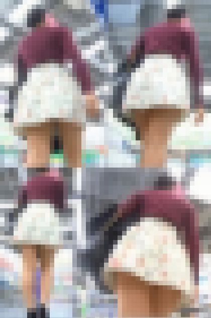 健康的なお尻に喰い込んだド派手なTバックを穿いたお姉さんを逆さ撮りwww！！　サンプル画像1