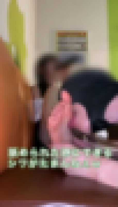 【動画】１８歳 坂道系アイドルの卵 ジュリちゃん カラオケ足舐め動画　サンプル画像1