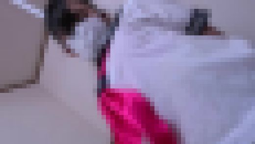 黙々とじっくりカラダを擦られたりくすぐられ、ピクピク足腰クネらせてパンチラ見せるセーラーコスの敏感お姉さん（完全オリジナル）　サンプル画像2