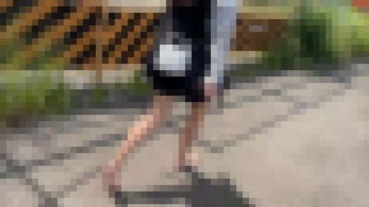 【完全裸足】第57弾！その1 裸足で初夏の街中を歩く女性　サンプル画像1