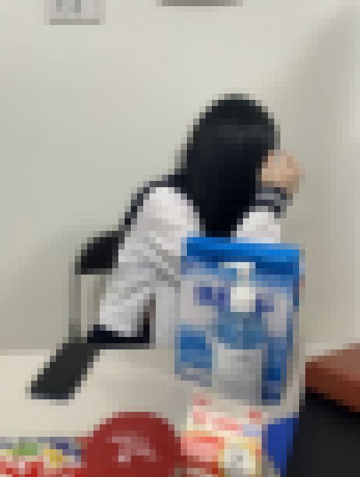 ②小柄J●撃退チカン。スーパーのバックヤードにて【上半身セクハラMIX編（前編）】　サンプル画像3