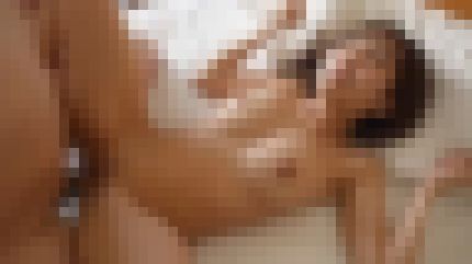 小柄で美巨乳の25歳人妻が激しく突かれGカップを揺らして何度も絶頂　サンプル画像3