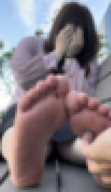 色白美女25cm激弱足裏くすぐりサイズ比べ！5分27秒　サンプル画像1