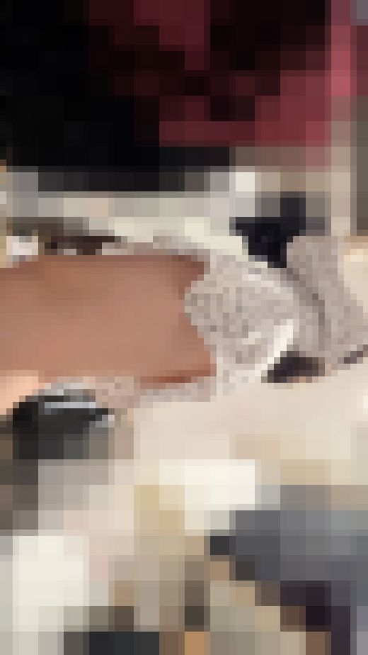 【店員さん胸チラB地㊻】妊婦の黒乳首チラ！雑貨屋店員さんとアパレル店員さんの胸チラ・パンチラ　サンプル画像1