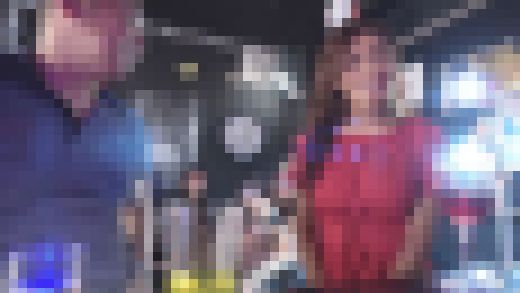 セレブ妻が初見の男女の前で裸にひん剥かれ恥ずかしい思いをする　サンプル画像1