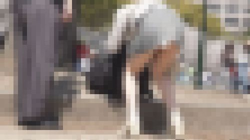 公園パンチラ２７　捲り上がったミニスカからお尻パンチラ！　サンプル画像3