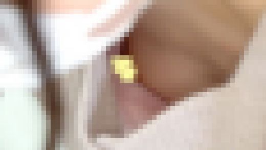 ［お絵描き教室/胸チラ?］貧乳ヲタク女子大生のデカ乳首と零れ落ちそうな巨乳人妻さん ２名　サンプル画像1