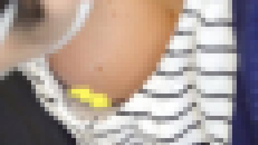 ［お絵描き教室/胸チラ?］貧乳ヲタク女子大生のデカ乳首と零れ落ちそうな巨乳人妻さん ２名　サンプル画像2