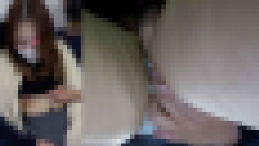 通勤中の美女を集団お触り。美乳揉みしだき乳首責め、手マンで絶頂。　サンプル画像3