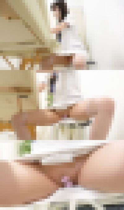 清楚系美女ナース再登場♡まさかのノーブラノーパン施術でおまんこぁ?乳が丸見え♡【パンチラ/逆さ撮り】　サンプル画像2