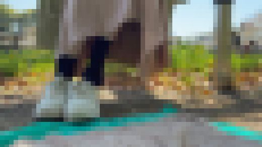 立ったまま、落ち着かずに脱ぎ続ける足元 サンプル画像1