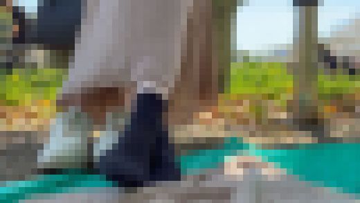 立ったまま、落ち着かずに脱ぎ続ける足元 サンプル画像2