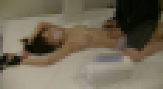 美乳スレンダー美女モデル ベットの上でオイルマッサージプレイ 98-1-2　サンプル画像2