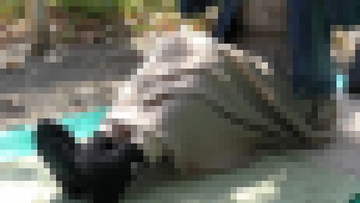 【ハプニングあり】お花見中に蜂が接近…思わず出た素の声と黒ソックスのリアルな足元 サンプル画像3