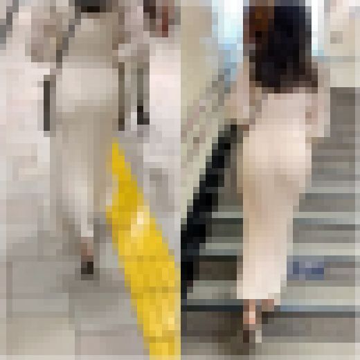 《薄らと、時にハッキリとパンティーが…！清楚系モデルのニットワンピース》　サンプル画像1