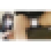 パンチラ２８ カフェでの対面パンチラ！GWで大きな荷物を広げて詰め直す無防備パンチラも収録 サンプル画像
