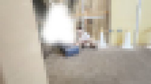パンチラ２８ カフェでの対面パンチラ！GWで大きな荷物を広げて詰め直す無防備パンチラも収録　サンプル画像1