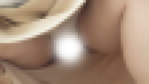 パンチラ２８ カフェでの対面パンチラ！GWで大きな荷物を広げて詰め直す無防備パンチラも収録　サンプル画像2