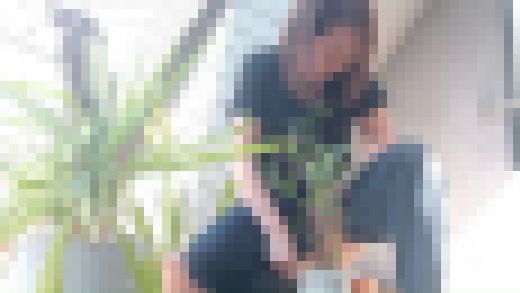 【野外・放動画】鉢植えに水やりをする サンプル画像1