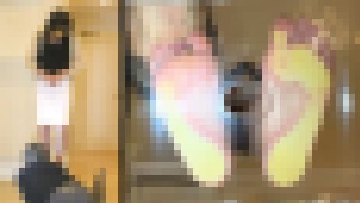 【豊満五十路】【オトク2種初!生足&肌スト】【透明イス足舐め】【フェラ】【感度】パンスト美女の足指を舐めつくす!たかこ53 サンプル画像1